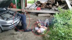 Trò đùa quá trớn với cưa máy khiến bạn thân sợ 'chết ngất'