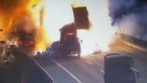 Đâm vào xe đầu kéo, xe tải chở sơn nổ như bom trên cao tốc