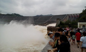 Bất chấp nguy hiểm, dân nô nức đi xem thủy điện Hòa Bình xả lũ