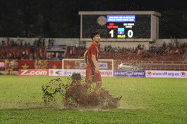 Công Phượng ghi 2 bàn, U22 Việt Nam thắng tưng bừng trận 'thủy chiến'
