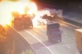 Video: Đâm ô tô đỗ bên đường, xe tải nổ như bom trên cao tốc