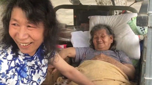 Người đàn ông giả gái 20 năm nuôi mẹ già và câu chuyện cảm động ít người biết