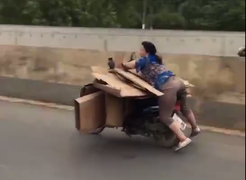 Video: Nữ quái xế liều mạng chở hàng cồng kềnh, phóng như bay ở Trung Quốc