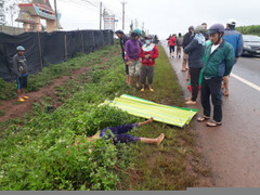 Tá hỏa phát hiện người phụ nữ chết bên vệ đường Hồ Chí Minh
