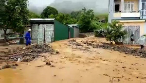 Lũ ở quê hương 'vợ chồng A Phủ' cuồn cuộn như thác