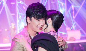 Nathan Lee ôm hôn mừng sinh nhật Lý Nhã Kỳ