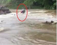 Video: Cố tình chạy xe máy qua đập tràn, người đàn ông bị cuốn trôi