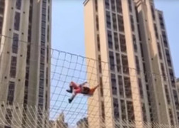 Video: Lính cứu hỏa leo dây thần tốc như người nhện