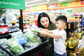 Bé tự lập hơn nhờ kỹ năng đi chợ nấu ăn