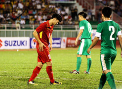 HLV Hữu Thắng hé lộ lý do thay Công Phượng sớm, cất Tuấn Anh cả trận