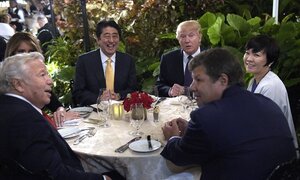 Nghi vấn Đệ nhất phu nhân Nhật Bản giả vờ không biết tiếng Anh khi ăn tối cùng bàn ông Trump