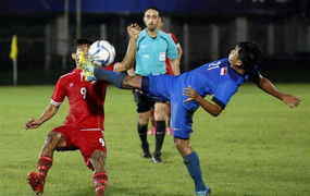 Xấu hổ cảnh cầu thủ Myanmar, Singapore đấu võ trong trận 'thủy chiến'