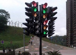 Video: Điên đầu vì hệ thống đèn giao thông phức tạp nhất thế giới