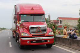 Xe container hất văng CSGT xuống đường: Khởi tố tài xế tội giết người