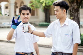 2 nam sinh 10X Sài Gòn sáng tạo 'Găng tay chuyển ngữ' giúp người câm điếc có thể nói chuyện bằng lời