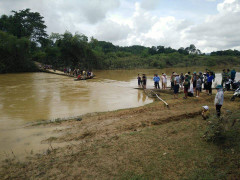 Đi xe máy qua cầu tràn, 3 mẹ con bị lũ cuốn trôi