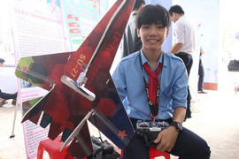 Học sinh miền núi chế tạo máy bay thăm dò đám cháy