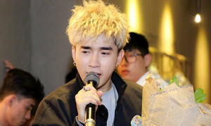 Khán giả vây chặt Chi Dân trong buổi họp fan