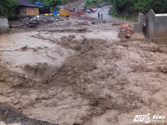 Kinh hãi lũ quét nuốt nhà, tài sản của người dân ở Nghệ An