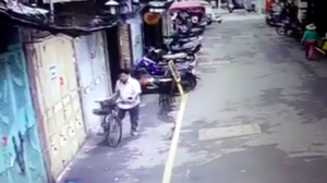 Video: Camera 'vạch mặt' kẻ trộm xe đạp của nữ du khách nước ngoài phượt xuyên Việt