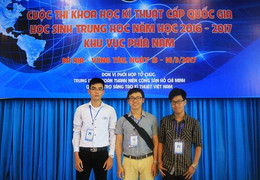 Hai học sinh 'bắt' sóng biển tạo ra điện