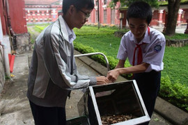 Học sinh lớp 9 chế tạo thành công thùng rác tự... gom rác, không dùng năng lượng