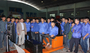 Thiết bị ứng dụng phần mềm mô phỏng lái máy xúc trong lớp học