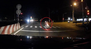 Vượt đèn đỏ với tốc độ cực cao, xe máy đâm trọng thương 2 người trước khi bốc cháy