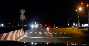 Vượt đèn đỏ với tốc độ 'bàn thờ', xe máy đâm trọng thương 2 người: Phút kinh hoàng qua lời kể nhân chứng