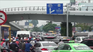 Có 2 cầu vượt hiện đại, vì sao cửa ngõ sân bay Tân Sơn Nhất vẫn tắc kinh hoàng?