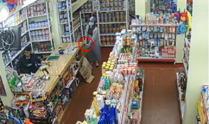 'Nữ quái' trộm hộp sữa giấu dưới váy, bẽ bàng vì bị bắt tại trận