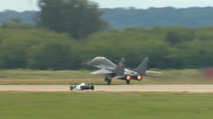 Video: Xe đua công thức 1 đọ tốc độ với tiêm kích MiG-29