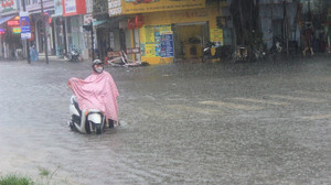 Tin mới bão số 4: Nhiều tuyến đường ở Huế ngập trong nước