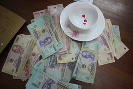 Video: Công an đột kích sòng 'xóc đĩa', vây bắt hàng chục con bạc đang sát phạt