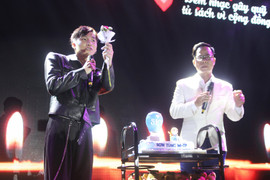 Sơn Tùng M-TP ‘đốt nóng’ đêm nhạc Happy Bee