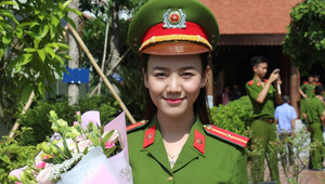 Nụ cười tỏa nắng của hot girl cảnh sát trong ngày tốt nghiệp
