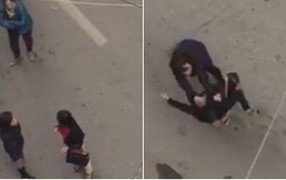 'Nhắc nhở' tài xế lùi xe cẩn thận, người phụ nữ bị đánh túi bụi