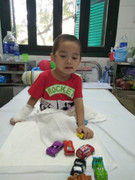 Bé 4 tuổi mất hai chân do sạt lở đất ở Sơn La: Tiếp tục cắt da hoại tử