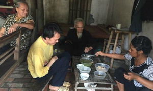 Bữa ăn với nồi canh mướp loãng của vợ chồng cựu thanh niên xung phong và bầy con điên dại