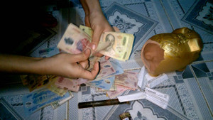 Chủ nhà hớ hênh, trộm lẻn vào phá khóa cửa, đập lợn đất lấy tiền