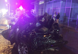 Xe tải tông xe hơi công vụ đang dừng, 4 công an thương vong