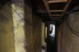 Cận cảnh những con ngõ đi phải khom lưng, chỉ một người chui lọt trong phố cổ Hà Nội