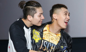 Đi cùng Khởi My, Kelvin Khánh vẫn công khai ‘cưỡng hôn’ Tronie