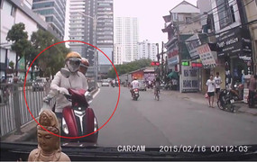 Đi ngược chiều bị tài xế ô tô nhắc nhở, cô gái đáp trả 'đâm chết thì thôi'