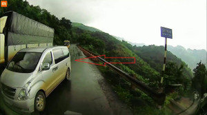 Ô tô 7 chỗ vượt ẩu trên đường đèo trơn, suýt gây tai nạn thảm khốc