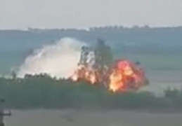 Video: Máy bay quân sự Nga rơi, nổ tung thành cầu lửa trước khi hạ cánh