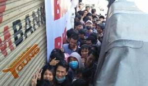 Shop quần áo giảm giá 'sốc', khách kéo đến tranh cướp, dẫm đạp, tranh thủ trộm đồ