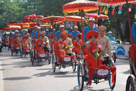 Ấn tượng màn rước dâu bằng xích lô ở đám cưới tập thể của công nhân nghèo xứ Huế