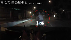'Ma men' đi xe máy đánh võng trêu ngươi trước đầu ô tô
