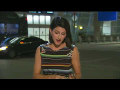 MC bình tĩnh đưa tin trực tiếp dù bị nhện bò lên người